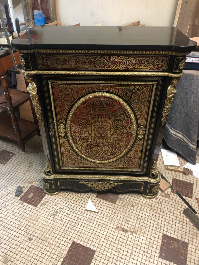 Meuble Napoléon III en marqueterie de laiton et écaille de tortue, richement décoré et d'une élégance intemporelle.