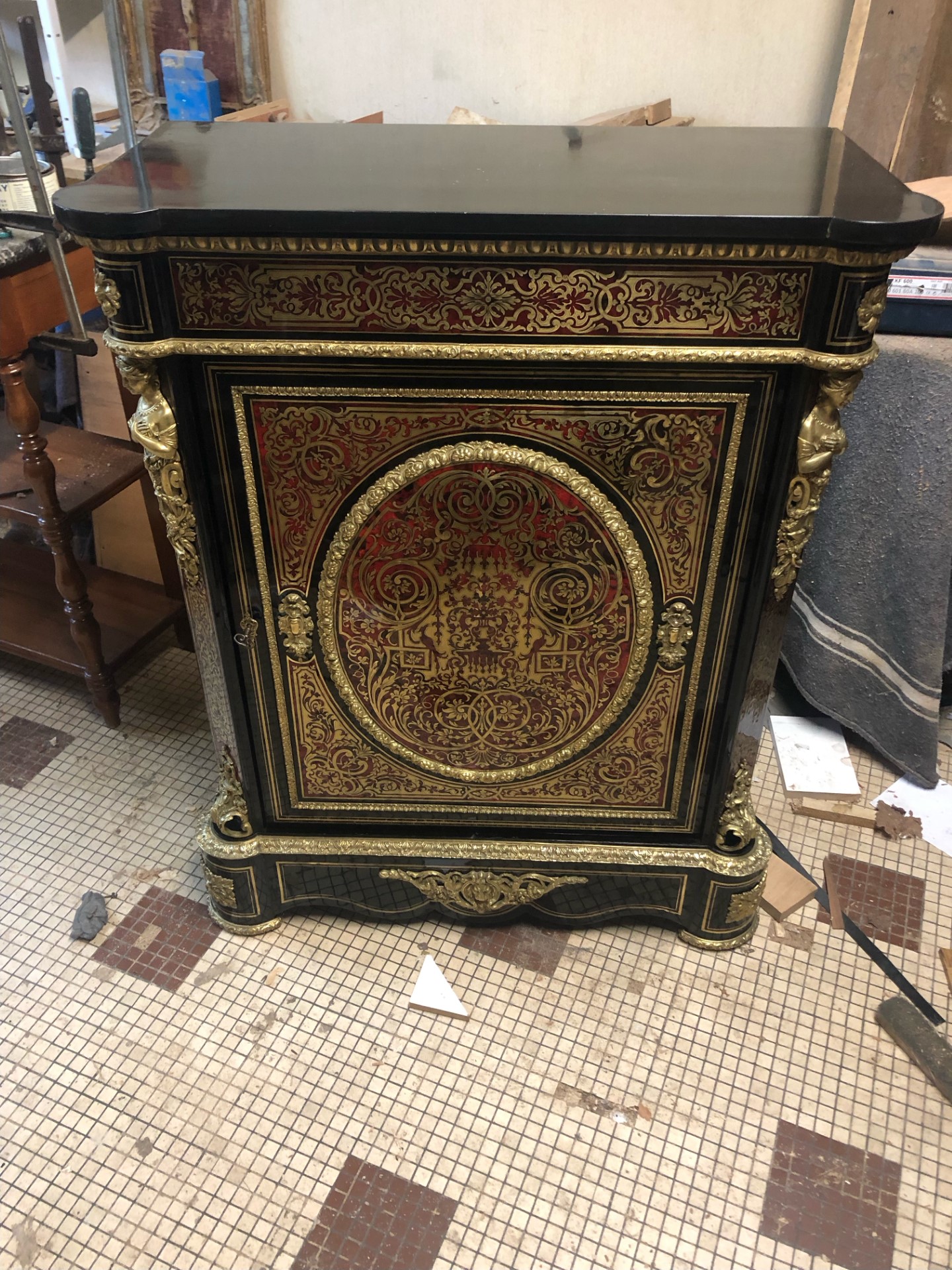 Meuble Napoléon III en marqueterie de laiton et écaille de tortue, richement décoré et d'une élégance intemporelle.