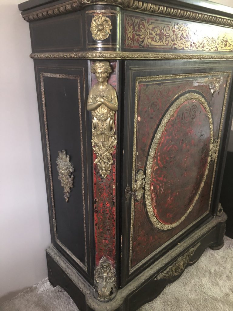 Meuble à hauteur d’appui Napoléon III en marqueterie de laiton et écaille de tortue, orné de sculptures dorées.