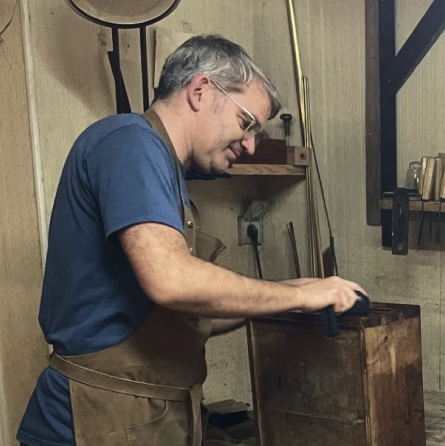 Grégory Ibanez, ébéniste à Deauville, restaure et crée du mobilier ancien et contemporain.