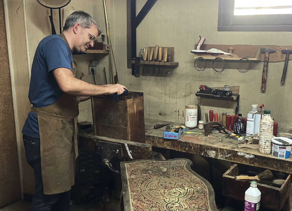 Grégory Ibanez, ébéniste à Deauville, restaure et crée des meubles avec un savoir-faire unique.
