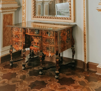 Meuble ancien décoratif avec tiroirs, restauré par Grégory Ibanez, ébéniste à Deauville.