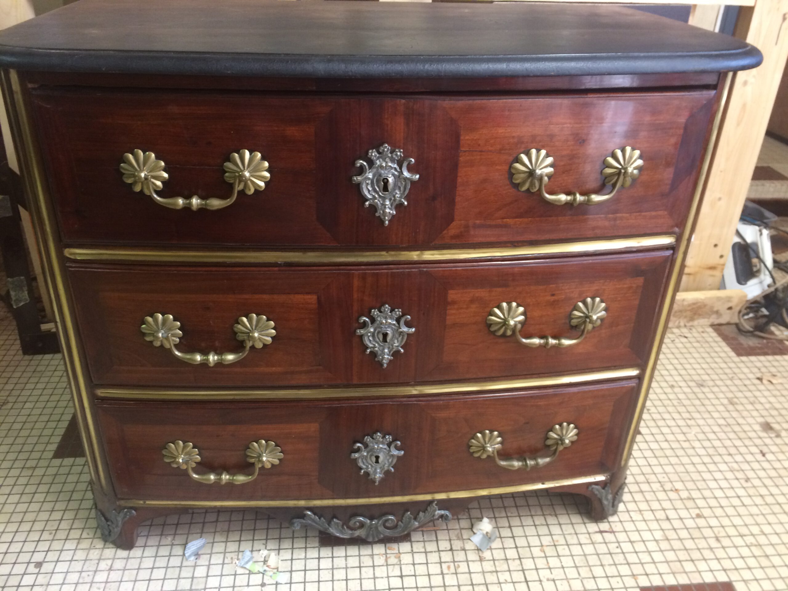 Commode Régence en placage d'Amarante avec poignées en bronze, finition élégante et design raffiné.