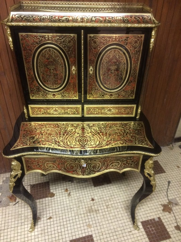 Meuble deux corps Napoléon III en écaille de tortue, orné de dorures et de motifs raffinés.