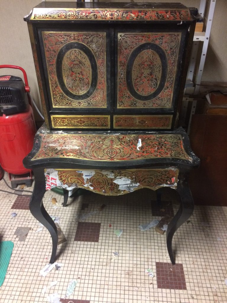 Meuble deux corps Napoléon III en écaille de tortue, richement décoré et ancien, en attente de restauration.