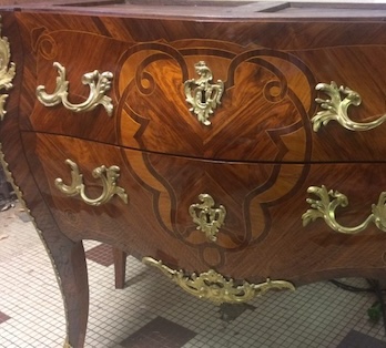 Meuble ancien en bois avec dorures, restauré par Grégory Ibanez, ébéniste à Deauville.