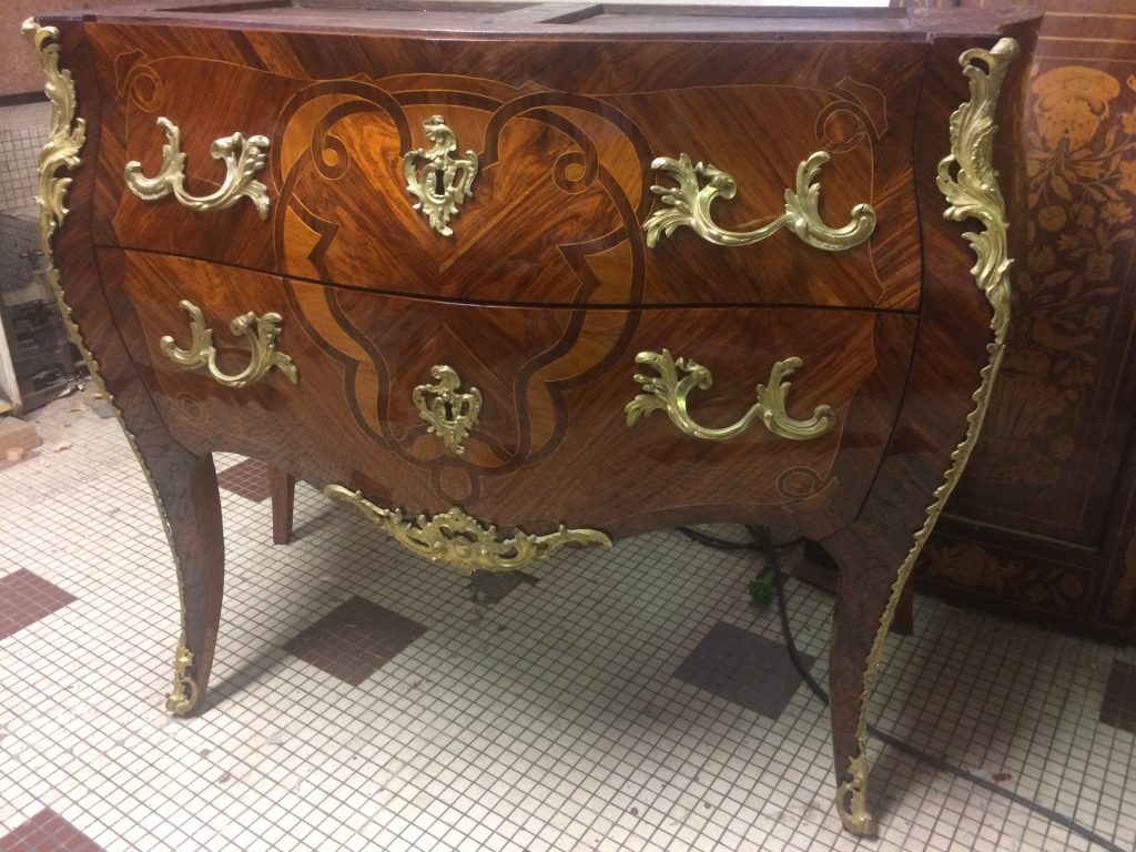 Commode Louis-XV en bois de rose avec garnitures en bronze doré, style raffiné et courbes élégantes.