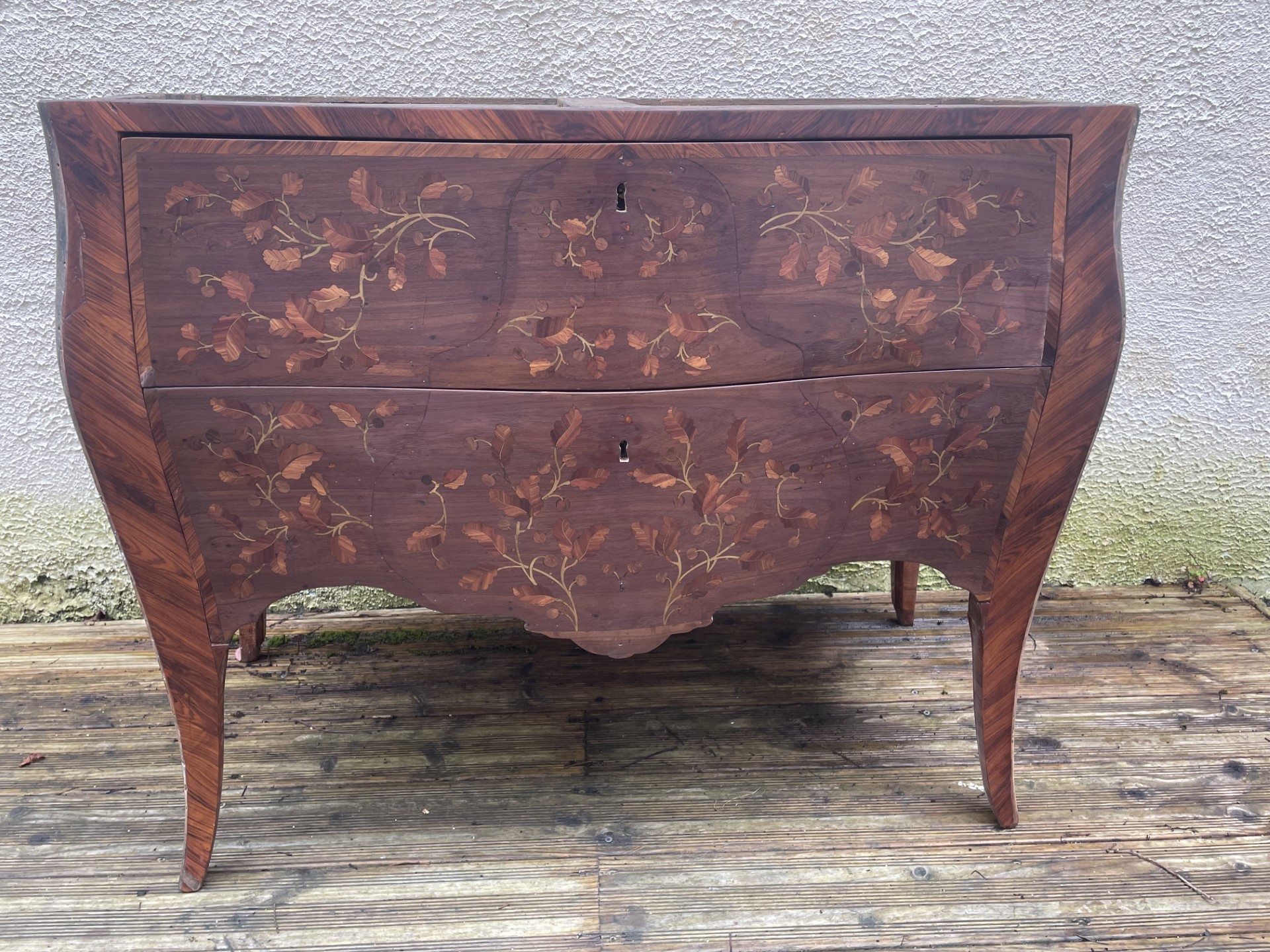 Buffet ancien en bois, enrichi de marqueterie florale, restauré par Grégory Ibanez, ébéniste à Deauville.