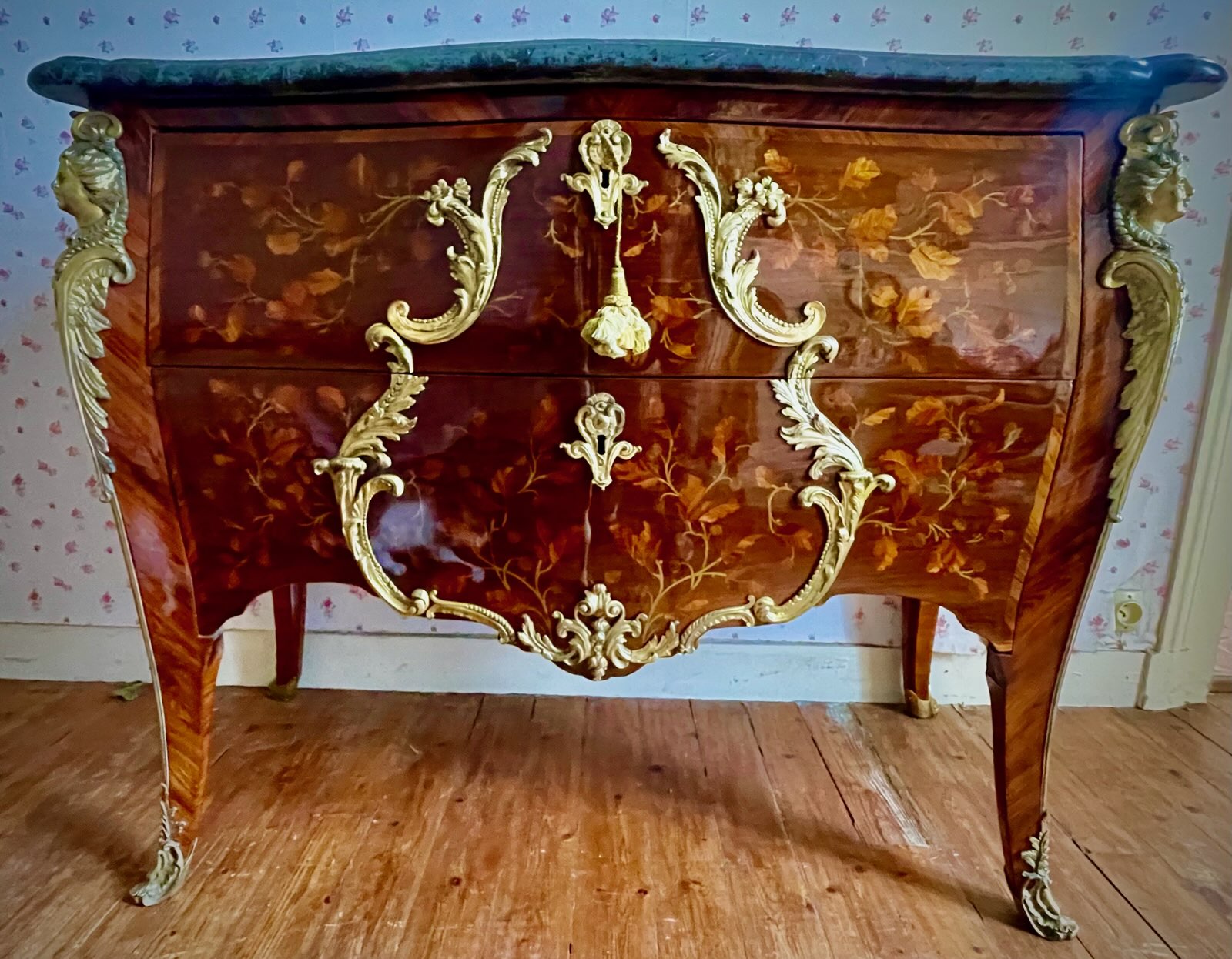Commode Louis XV signée Dubois, ornée de bronze doré et de marqueterie florale, avec plateau en marbre.